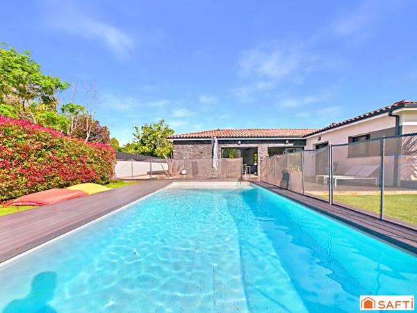 Magnifique Contemporaine avec Piscine, Pool House Terrain de Pétanque et Garage!!!