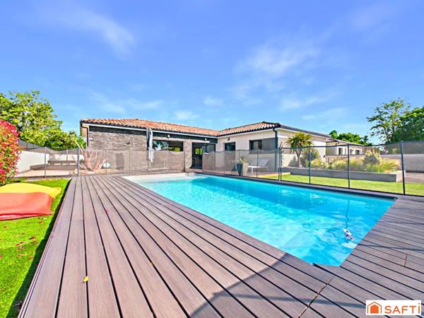 Magnifique Contemporaine avec Piscine, Pool House Terrain de Pétanque et Garage!!!