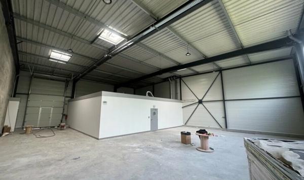A LOUER : LOCAL D'ACTIVITÉ D'ENVIRON 300 M² AVEC STATIONNEMENTS PRIVATIFS - ZONE NORD - LE MANS (72)