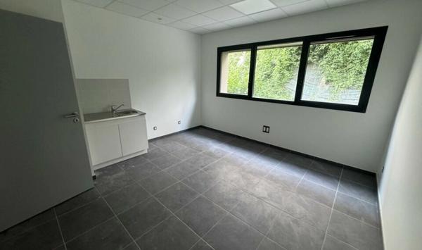 A LOUER : LOCAL D'ACTIVITÉ D'ENVIRON 300 M² AVEC STATIONNEMENTS PRIVATIFS - ZONE NORD - LE MANS (72)