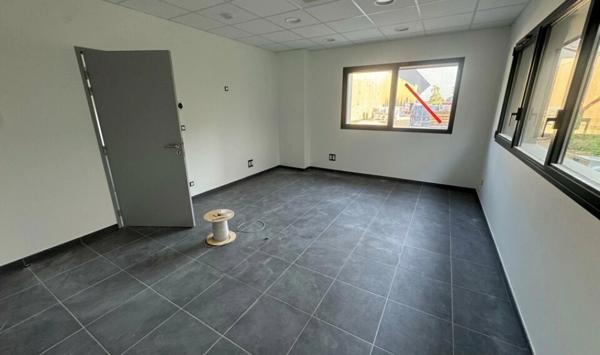 A LOUER : LOCAL D'ACTIVITÉ D'ENVIRON 300 M² AVEC STATIONNEMENTS PRIVATIFS - ZONE NORD - LE MANS (72)