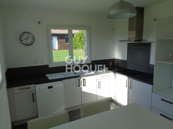 Maison de plain-pied avec 3 chambres, garage et jardin