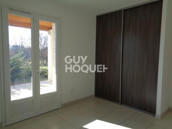 Maison de plain-pied avec 3 chambres, garage et jardin