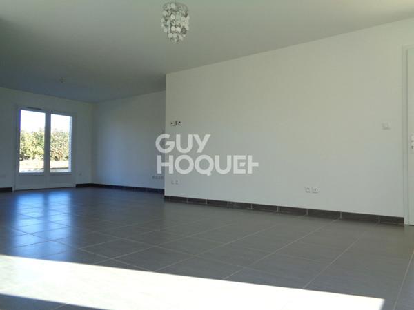 Maison de plain-pied avec 3 chambres, garage et jardin