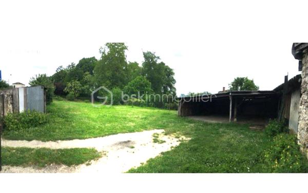AV en Aquitaine, Lot-et-Garonne, à 5 mns de Lavardac (toutes commodités, centre médical, écoles, collège, pharmacie, commerces...), 
Maison divisée en 2 logements loués :
- un de 110 m² avec jardin, garage pour 2 véhicules, parking, appenti, une terrasse couverte,
 petites dépendances, jardin clos 800 M².
. en rdc cuisine, salon salle manger (plafond 1.95 m), 1 wc , 1 salle d'eau
. au 1er 4 chambres, 1 bureau, 1 salle de bain, 1 wc, 1 pièce supplémentaire. 
- un de 60 m²en rdc 
. cuisine, salon, 1 salle d'eau, 1 wc, 1 chambre , 1 bureau
Chauffage électrique individuel, eau compteurs individuels
Bus scolaire devant les appartements
Terrain constructible de 600 m²
Puits