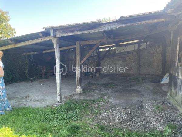 AV en Aquitaine, Lot-et-Garonne, à 5 mns de Lavardac (toutes commodités, centre médical, écoles, collège, pharmacie, commerces...), 
Maison divisée en 2 logements loués :
- un de 110 m² avec jardin, garage pour 2 véhicules, parking, appenti, une terrasse couverte,
 petites dépendances, jardin clos 800 M².
. en rdc cuisine, salon salle manger (plafond 1.95 m), 1 wc , 1 salle d'eau
. au 1er 4 chambres, 1 bureau, 1 salle de bain, 1 wc, 1 pièce supplémentaire. 
- un de 60 m²en rdc 
. cuisine, salon, 1 salle d'eau, 1 wc, 1 chambre , 1 bureau
Chauffage électrique individuel, eau compteurs individuels
Bus scolaire devant les appartements
Terrain constructible de 600 m²
Puits