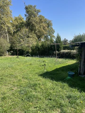 AV en Aquitaine, Lot-et-Garonne, à 5 mns de Lavardac (toutes commodités, centre médical, écoles, collège, pharmacie, commerces...), 
Maison divisée en 2 logements loués :
- un de 110 m² avec jardin, garage pour 2 véhicules, parking, appenti, une terrasse couverte,
 petites dépendances, jardin clos 800 M².
. en rdc cuisine, salon salle manger (plafond 1.95 m), 1 wc , 1 salle d'eau
. au 1er 4 chambres, 1 bureau, 1 salle de bain, 1 wc, 1 pièce supplémentaire. 
- un de 60 m²en rdc 
. cuisine, salon, 1 salle d'eau, 1 wc, 1 chambre , 1 bureau
Chauffage électrique individuel, eau compteurs individuels
Bus scolaire devant les appartements
Terrain constructible de 600 m²
Puits