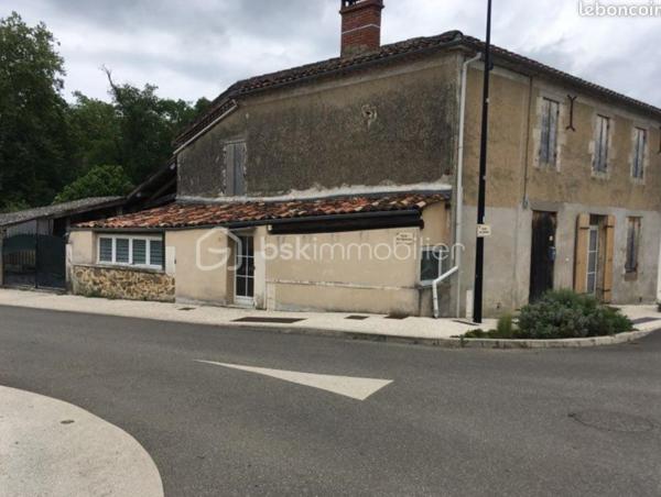 AV en Aquitaine, Lot-et-Garonne, à 5 mns de Lavardac (toutes commodités, centre médical, écoles, collège, pharmacie, commerces...), 
Maison divisée en 2 logements loués :
- un de 110 m² avec jardin, garage pour 2 véhicules, parking, appenti, une terrasse couverte,
 petites dépendances, jardin clos 800 M².
. en rdc cuisine, salon salle manger (plafond 1.95 m), 1 wc , 1 salle d'eau
. au 1er 4 chambres, 1 bureau, 1 salle de bain, 1 wc, 1 pièce supplémentaire. 
- un de 60 m²en rdc 
. cuisine, salon, 1 salle d'eau, 1 wc, 1 chambre , 1 bureau
Chauffage électrique individuel, eau compteurs individuels
Bus scolaire devant les appartements
Terrain constructible de 600 m²
Puits