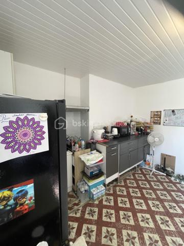 AV en Aquitaine, Lot-et-Garonne, à 5 mns de Lavardac (toutes commodités, centre médical, écoles, collège, pharmacie, commerces...), 
Maison divisée en 2 logements loués :
- un de 110 m² avec jardin, garage pour 2 véhicules, parking, appenti, une terrasse couverte,
 petites dépendances, jardin clos 800 M².
. en rdc cuisine, salon salle manger (plafond 1.95 m), 1 wc , 1 salle d'eau
. au 1er 4 chambres, 1 bureau, 1 salle de bain, 1 wc, 1 pièce supplémentaire. 
- un de 60 m²en rdc 
. cuisine, salon, 1 salle d'eau, 1 wc, 1 chambre , 1 bureau
Chauffage électrique individuel, eau compteurs individuels
Bus scolaire devant les appartements
Terrain constructible de 600 m²
Puits