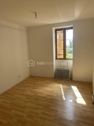 AV en Aquitaine, Lot-et-Garonne, à 5 mns de Lavardac (toutes commodités, centre médical, écoles, collège, pharmacie, commerces...), 
Maison divisée en 2 logements loués :
- un de 110 m² avec jardin, garage pour 2 véhicules, parking, appenti, une terrasse couverte,
 petites dépendances, jardin clos 800 M².
. en rdc cuisine, salon salle manger (plafond 1.95 m), 1 wc , 1 salle d'eau
. au 1er 4 chambres, 1 bureau, 1 salle de bain, 1 wc, 1 pièce supplémentaire. 
- un de 60 m²en rdc 
. cuisine, salon, 1 salle d'eau, 1 wc, 1 chambre , 1 bureau
Chauffage électrique individuel, eau compteurs individuels
Bus scolaire devant les appartements
Terrain constructible de 600 m²
Puits
