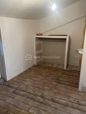 AV en Aquitaine, Lot-et-Garonne, à 5 mns de Lavardac (toutes commodités, centre médical, écoles, collège, pharmacie, commerces...), 
Maison divisée en 2 logements loués :
- un de 110 m² avec jardin, garage pour 2 véhicules, parking, appenti, une terrasse couverte,
 petites dépendances, jardin clos 800 M².
. en rdc cuisine, salon salle manger (plafond 1.95 m), 1 wc , 1 salle d'eau
. au 1er 4 chambres, 1 bureau, 1 salle de bain, 1 wc, 1 pièce supplémentaire. 
- un de 60 m²en rdc 
. cuisine, salon, 1 salle d'eau, 1 wc, 1 chambre , 1 bureau
Chauffage électrique individuel, eau compteurs individuels
Bus scolaire devant les appartements
Terrain constructible de 600 m²
Puits