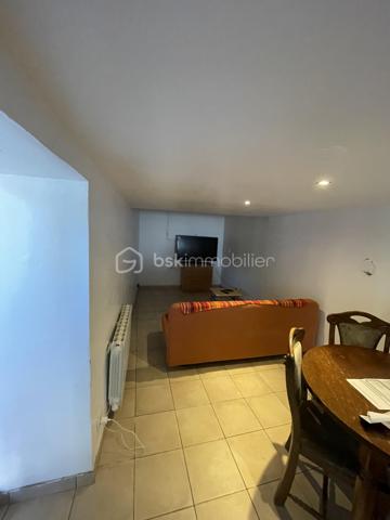 AV en Aquitaine, Lot-et-Garonne, à 5 mns de Lavardac (toutes commodités, centre médical, écoles, collège, pharmacie, commerces...), 
Maison divisée en 2 logements loués :
- un de 110 m² avec jardin, garage pour 2 véhicules, parking, appenti, une terrasse couverte,
 petites dépendances, jardin clos 800 M².
. en rdc cuisine, salon salle manger (plafond 1.95 m), 1 wc , 1 salle d'eau
. au 1er 4 chambres, 1 bureau, 1 salle de bain, 1 wc, 1 pièce supplémentaire. 
- un de 60 m²en rdc 
. cuisine, salon, 1 salle d'eau, 1 wc, 1 chambre , 1 bureau
Chauffage électrique individuel, eau compteurs individuels
Bus scolaire devant les appartements
Terrain constructible de 600 m²
Puits