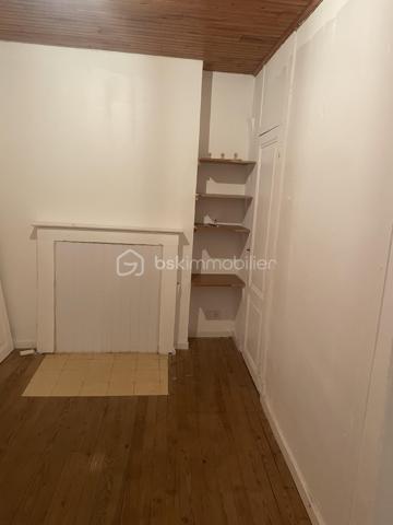 AV en Aquitaine, Lot-et-Garonne, à 5 mns de Lavardac (toutes commodités, centre médical, écoles, collège, pharmacie, commerces...), 
Maison divisée en 2 logements loués :
- un de 110 m² avec jardin, garage pour 2 véhicules, parking, appenti, une terrasse couverte,
 petites dépendances, jardin clos 800 M².
. en rdc cuisine, salon salle manger (plafond 1.95 m), 1 wc , 1 salle d'eau
. au 1er 4 chambres, 1 bureau, 1 salle de bain, 1 wc, 1 pièce supplémentaire. 
- un de 60 m²en rdc 
. cuisine, salon, 1 salle d'eau, 1 wc, 1 chambre , 1 bureau
Chauffage électrique individuel, eau compteurs individuels
Bus scolaire devant les appartements
Terrain constructible de 600 m²
Puits