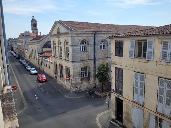 ROCHEFORT hyper centre - appartement lumineux de 76 m² de type 3 - cave privative - local à vélo