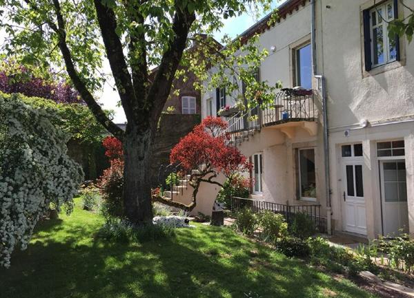 Maison à vendre    6 pièces •  Montceau-les-Mines