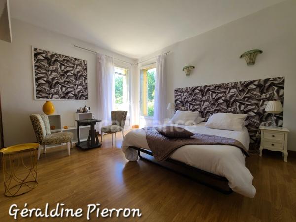 propriété de prestige d’environ 480 m² implantée sur un terrain de 3.4 hectares avec 2 gîtes et chambre d'hôte