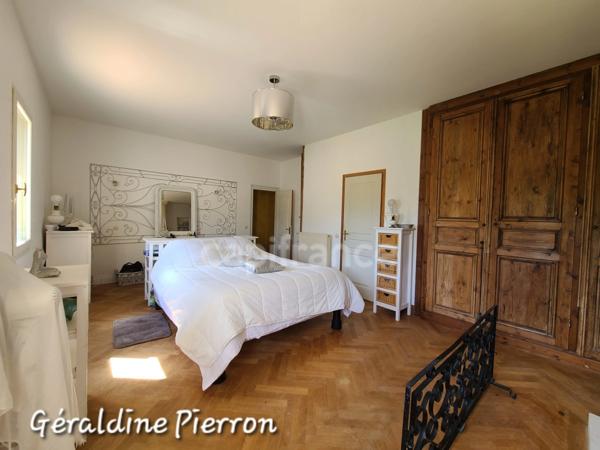 propriété de prestige d’environ 480 m² implantée sur un terrain de 3.4 hectares avec 2 gîtes et chambre d'hôte