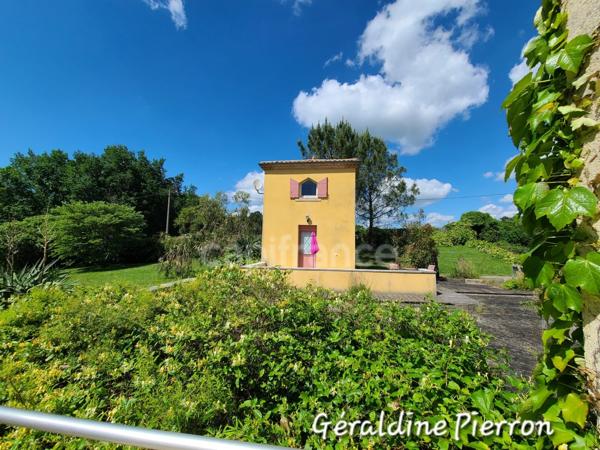 propriété de prestige d’environ 480 m² implantée sur un terrain de 3.4 hectares avec 2 gîtes et chambre d'hôte