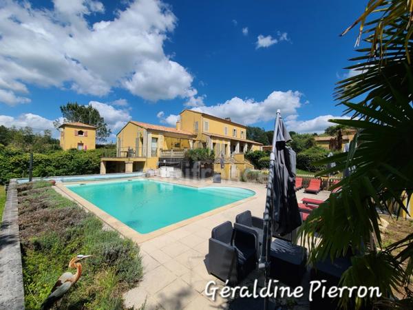 propriété de prestige d’environ 480 m² implantée sur un terrain de 3.4 hectares avec 2 gîtes et chambre d'hôte