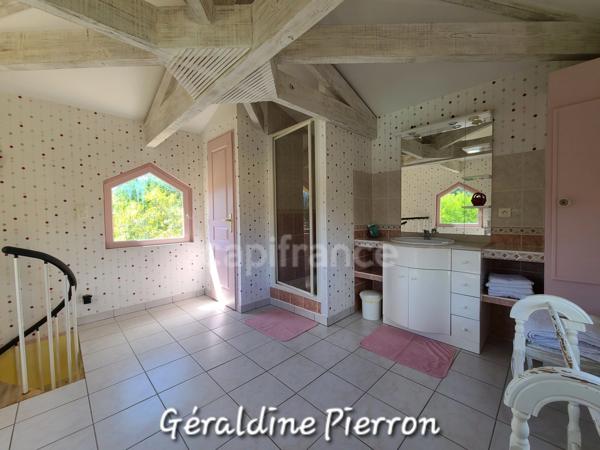 propriété de prestige d’environ 480 m² implantée sur un terrain de 3.4 hectares avec 2 gîtes et chambre d'hôte