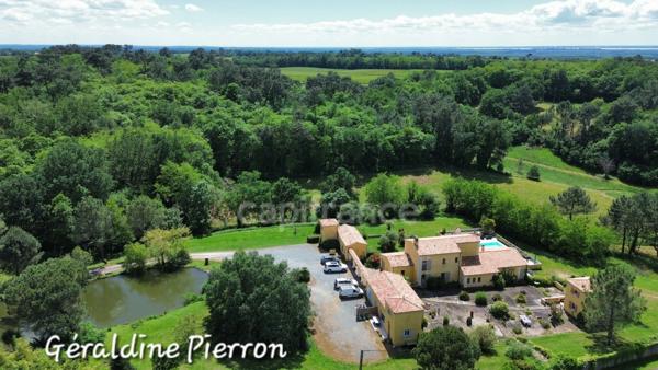 propriété de prestige d’environ 480 m² implantée sur un terrain de 3.4 hectares avec 2 gîtes et chambre d'hôte