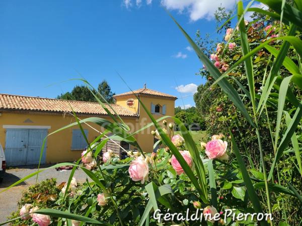 propriété de prestige d’environ 480 m² implantée sur un terrain de 3.4 hectares avec 2 gîtes et chambre d'hôte