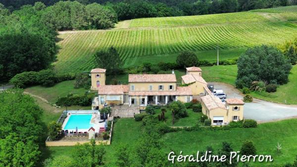 propriété de prestige d’environ 480 m² implantée sur un terrain de 3.4 hectares avec 2 gîtes et chambre d'hôte