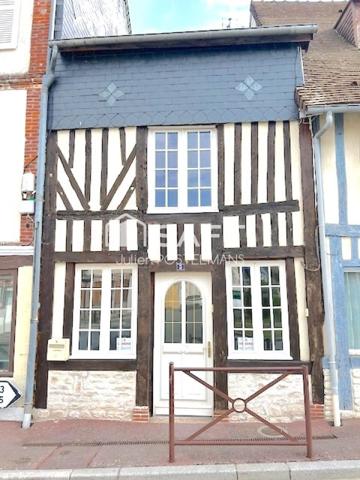 MAISON DE BOURG À COLOMBAGES
