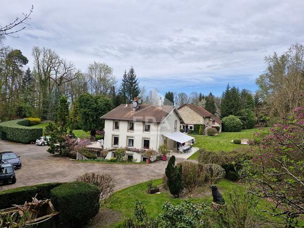 Propriétés proche centre d'Epinal sur 1 hectare de terrain paysagé  !!!