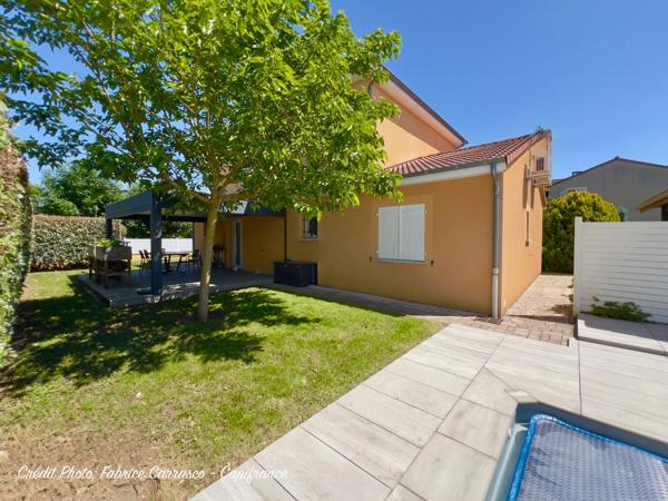 MARINGUES 63: Maison familiale de 144 m² avec piscine, 6 chambres, garage, jardin et pergola bioclimatique, panneaux photovoltaïque