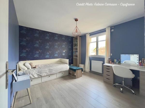 MARINGUES 63: Maison familiale de 144 m² avec piscine, 6 chambres, garage, jardin et pergola bioclimatique, panneaux photovoltaïque