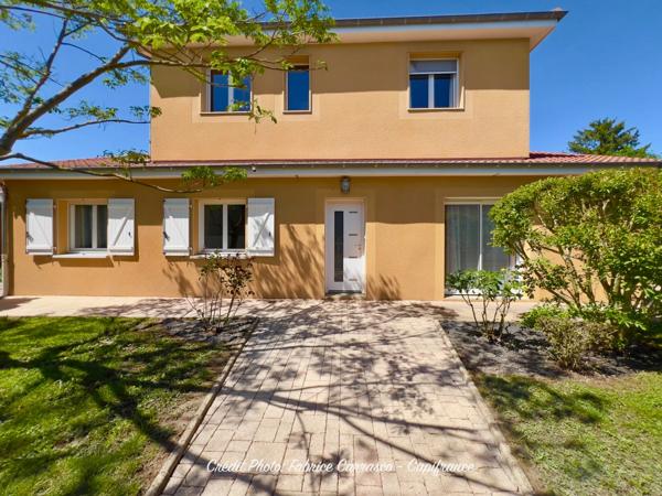 MARINGUES 63: Maison familiale de 144 m² avec piscine, 6 chambres, garage, jardin et pergola bioclimatique, panneaux photovoltaïque