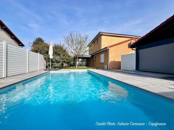 MARINGUES 63: Maison familiale de 144 m² avec piscine, 6 chambres, garage, jardin et pergola bioclimatique, panneaux photovoltaïque