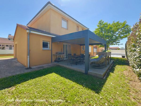 MARINGUES 63: Maison familiale de 144 m² avec piscine, 6 chambres, garage, jardin et pergola bioclimatique, panneaux photovoltaïque