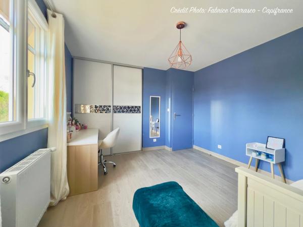 MARINGUES 63: Maison familiale de 144 m² avec piscine, 6 chambres, garage, jardin et pergola bioclimatique, panneaux photovoltaïque