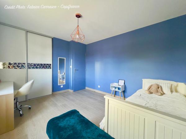 MARINGUES 63: Maison familiale de 144 m² avec piscine, 6 chambres, garage, jardin et pergola bioclimatique, panneaux photovoltaïque