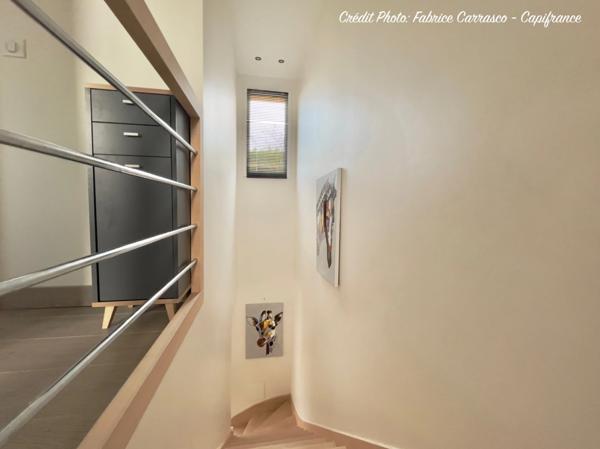 MARINGUES 63: Maison familiale de 144 m² avec piscine, 6 chambres, garage, jardin et pergola bioclimatique, panneaux photovoltaïque