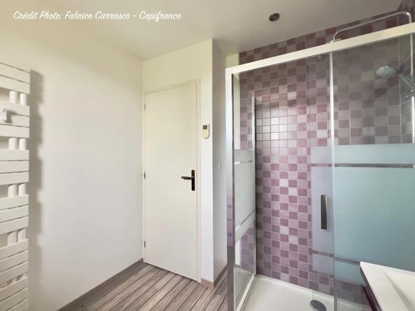 MARINGUES 63: Maison familiale de 144 m² avec piscine, 6 chambres, garage, jardin et pergola bioclimatique, panneaux photovoltaïque