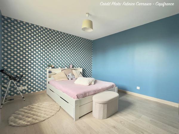 MARINGUES 63: Maison familiale de 144 m² avec piscine, 6 chambres, garage, jardin et pergola bioclimatique, panneaux photovoltaïque