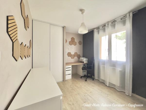 MARINGUES 63: Maison familiale de 144 m² avec piscine, 6 chambres, garage, jardin et pergola bioclimatique, panneaux photovoltaïque