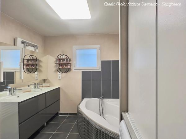 MARINGUES 63: Maison familiale de 144 m² avec piscine, 6 chambres, garage, jardin et pergola bioclimatique, panneaux photovoltaïque