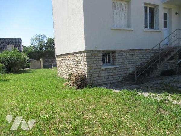 Idéal premier achat ou investissement locatif - venez découvrir cette maison cosy, mitoyenne d'...