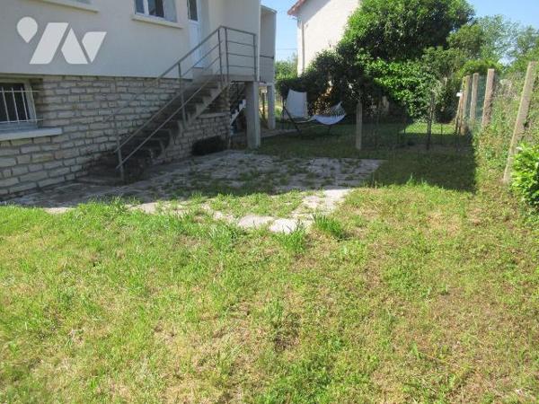 Idéal premier achat ou investissement locatif - venez découvrir cette maison cosy, mitoyenne d'...