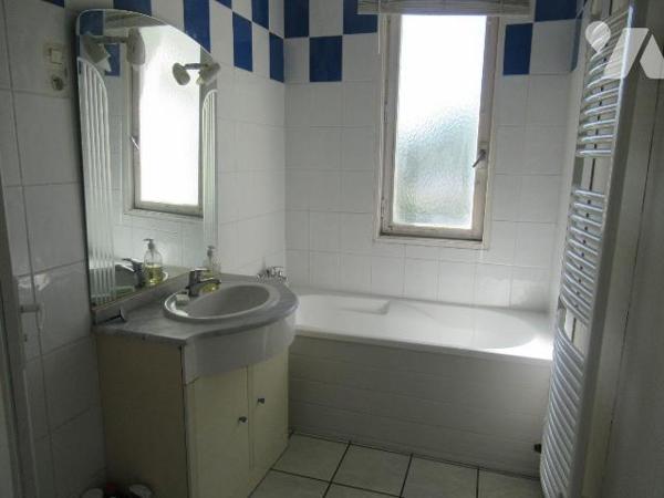 Idéal premier achat ou investissement locatif - venez découvrir cette maison cosy, mitoyenne d'...