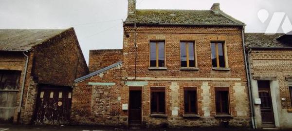 Maison à vendre d'une surface habitable de 82m², avec garage, mitoyenne d'un côté. Composée au ...