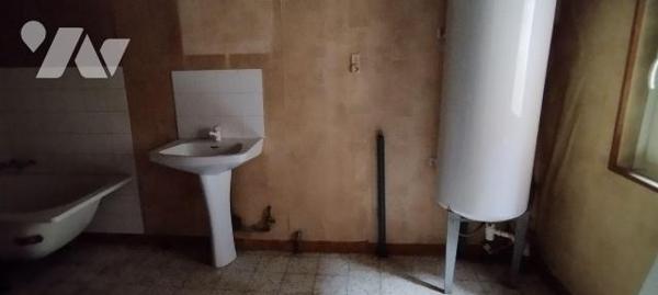 Maison à vendre d'une surface habitable de 82m², avec garage, mitoyenne d'un côté. Composée au ...