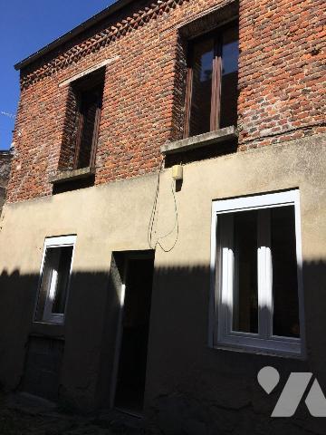 Maison à vendre d'une surface habitable de 82m², avec garage, mitoyenne d'un côté. Composée au ...