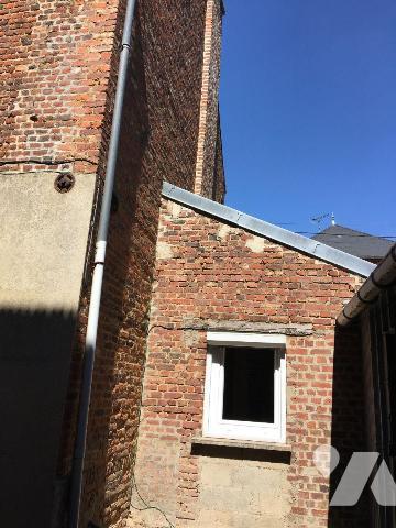 Maison à vendre d'une surface habitable de 82m², avec garage, mitoyenne d'un côté. Composée au ...