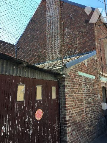 Maison à vendre d'une surface habitable de 82m², avec garage, mitoyenne d'un côté. Composée au ...