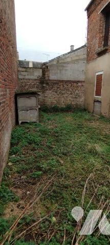 Maison à vendre d'une surface habitable de 82m², avec garage, mitoyenne d'un côté. Composée au ...